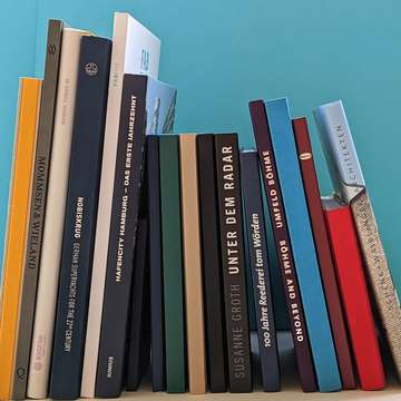 Gedruckte Kunstbücher in Bücherreihe - Drucksachen Hamburg