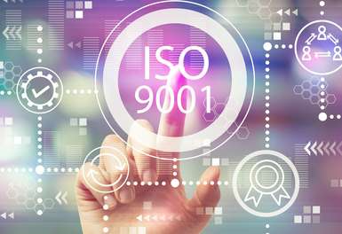 Zeigefinger tippt in der Frontalperspektive auf Icon ISO 9001 - Kunstdruckerei Hamburg