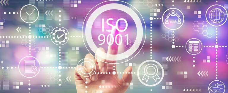 Zeigefinger tippt in der Frontalperspektive auf Icon ISO 9001 - Kunstdruckerei Hamburg