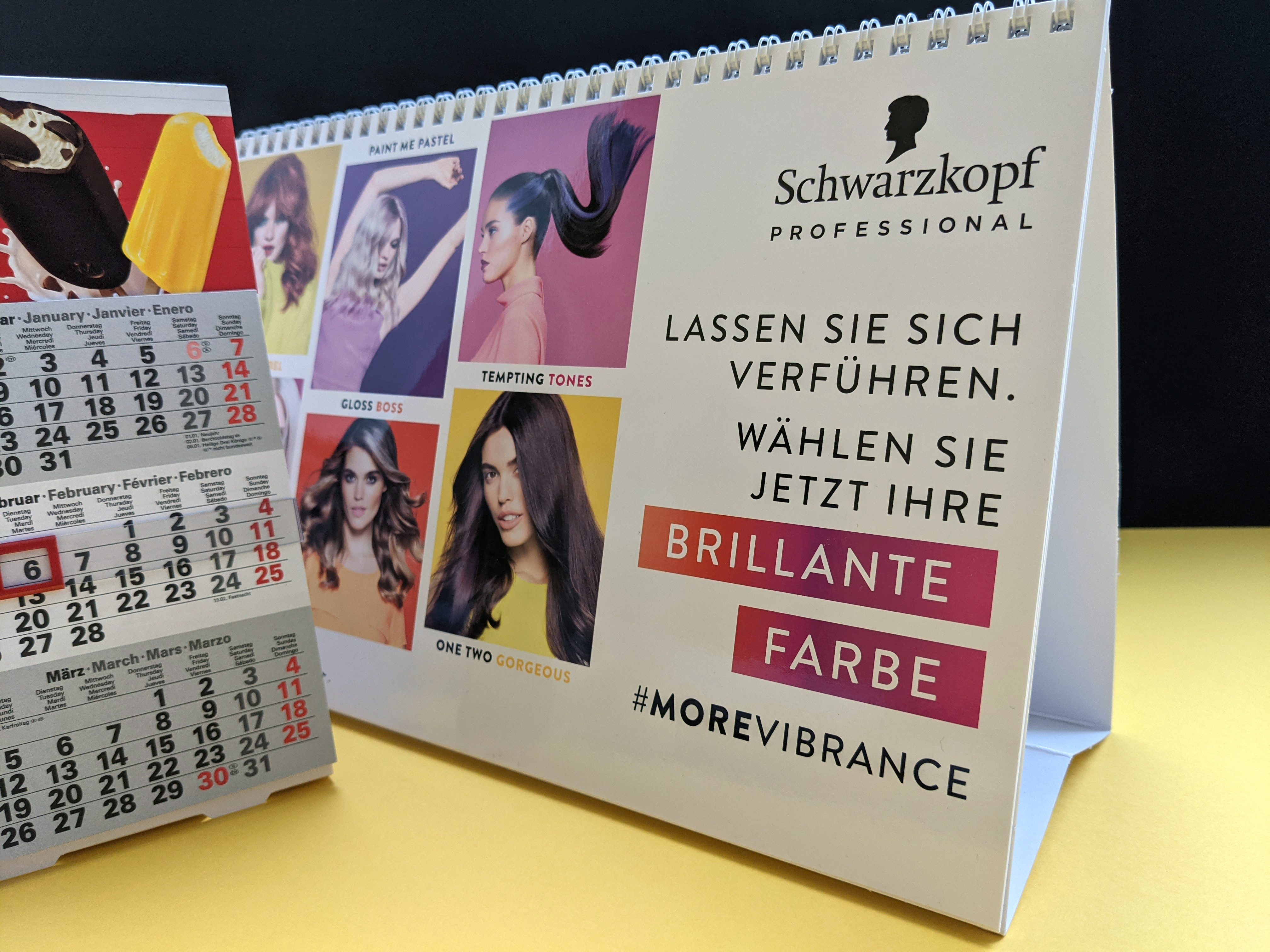 Weißer Kalender zum Aufstellen mit Aufdruck - Kaschieren Druckveredelung